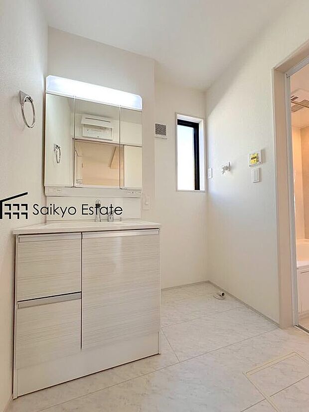 【【シャワー付き洗面化粧台】】女性にはうれしいシャンプードレッサー付きの三面鏡洗面化粧台。収納スペースも十分ございますので、ドライヤーなどすっきりと片付きます♪