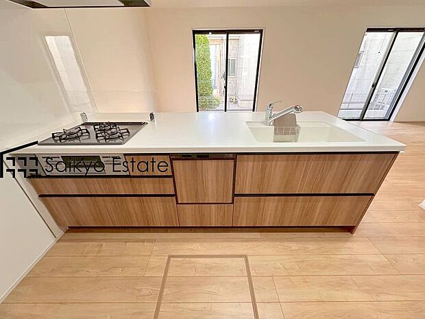 【キッチン(2号棟)】リビングにいる家族とコミュニケーションがとりやすい、人気のカウンターキッチンを採用。小さなお子さんがリビングにいても目が届くので安心。来客時には会話を楽しみながらお料理もできます。