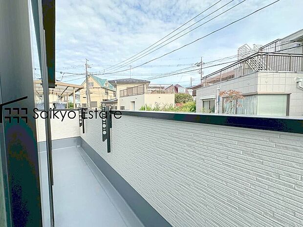 【バルコニー】お洗濯ものや布団を干したりするのに十分なスペースを取ったバルコニーは大変便利です。
