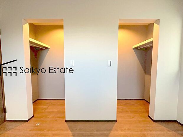 【【WIC収納】】ひと目で収納物を確認できるウォークインクロゼットは、ゆとりの広さを備えた大型収納。数多くの衣類に加え、足元には引出しや衣装箱、シューズボックスなども収納することができます。