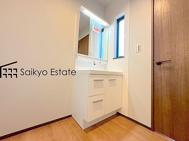 【洗面】三面鏡付きの洗面化粧台を完備。収納スペースも十分ございますので、ドライヤーなどすっきりと片付きます♪