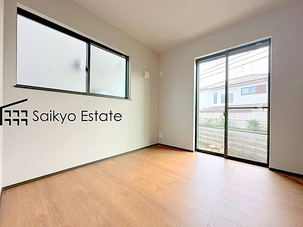 【洋室】クローゼット付きの居室が3部屋ございますので、書斎や子供部屋、収納部屋などライフステージに合わせてご利用いただけます。