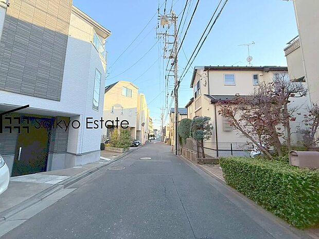 【前面道路】お車の出し入れがスムーズに出来る前面道路になります。ストレスを感じる事なく出来ますので駐車苦手な方もご安心いただけます。