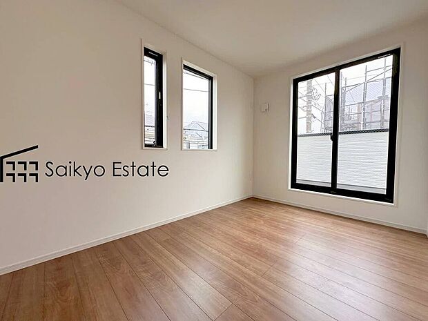 【寝室】クローゼット付きの居室が3部屋ございますので、書斎や子供部屋、収納部屋などライフステージに合わせてご利用いただけます。
