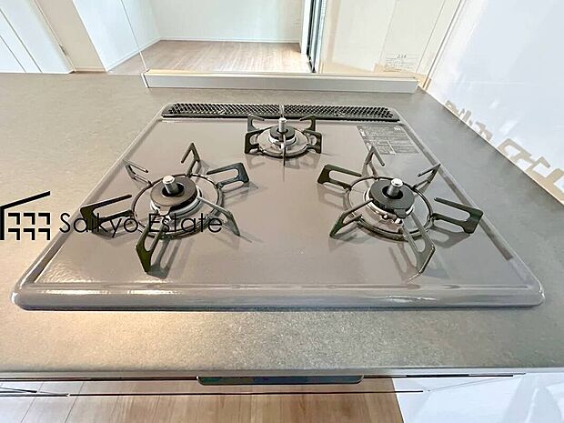 【【3口コンロ】 】「3口ガスコンロシステム」はたくさんの料理が同時に作れて便利な上、 凹凸が少ないフラットトップなのでお掃除もラクラクです。