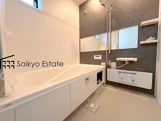 【浴室】一日の疲れを癒してくれる一坪タイプの広々バスルーム♪雨の日のお洗濯にも大活躍な浴室暖房乾燥機付きです！窓があって換気が出来るのも嬉しいですね♪