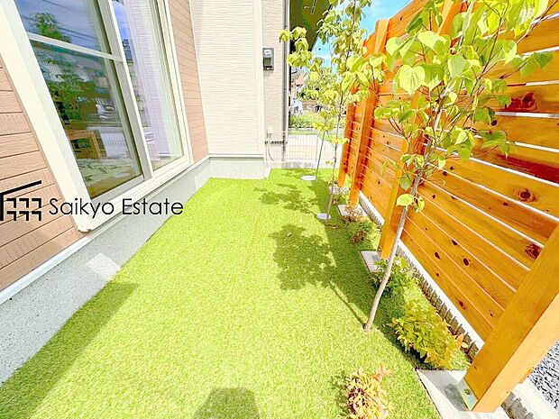 【庭】お庭のスペースもしっかりと確保。プランターにお花を植えれば明るいお庭になりますね。
（2号棟）