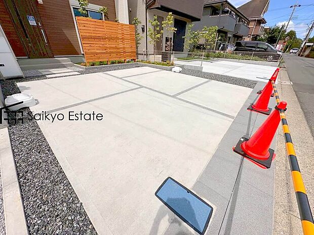 【カースペース】駐車スペースは2台可能です！来客時などに便利な他、セカンドカーをお持ちの方、購入をご検討の方は必見です！お庭のスペースもしっかりと確保。プランターにお花を植えれば明るいお庭になりますね。
（2号棟）