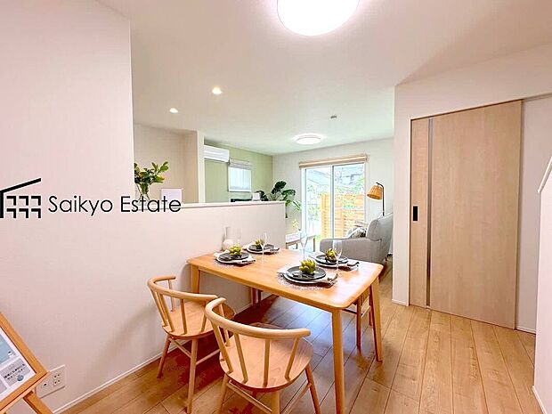 【リビング（2号棟）】開放感と採光にこだわった広々LDKです。陽光いっぱいの空間で家族団らんの時間も増えそうですね！