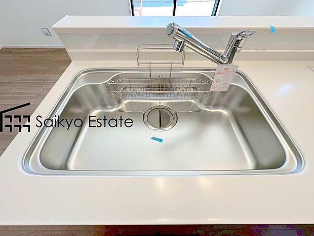 【浄水器】「浄水器」をスリムに内蔵したハンドシャワー式の水栓金具です。シンクもスッキリ！
