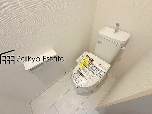 【ウォシュレット付トイレ】「温水清浄便座付きトイレ」は日々の生活を快適にしてくれます。毎日使う場所だからこそ、こだわりたいポイントですね。
