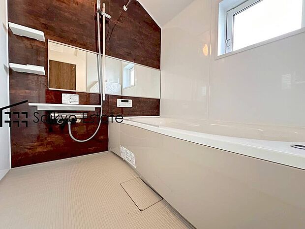 【浴室】一日の疲れを癒してくれる一坪タイプの広々バスルーム♪雨の日のお洗濯にも大活躍な浴室暖房乾燥機付きです！窓があって換気が出来るのも嬉しいですね♪