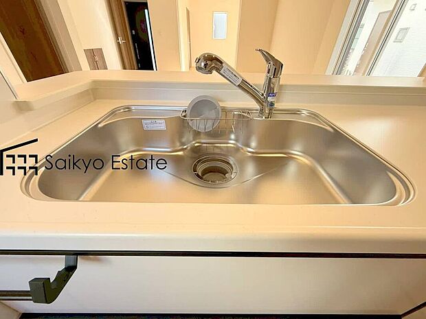 【浄水器】「浄水器」をスリムに内蔵したハンドシャワー式の水栓金具です。シンクもスッキリ！
