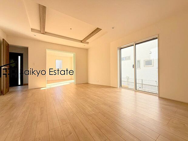 【リビング【施工例】】開放感と採光にこだわった広々LDKです。陽光いっぱいの空間で家族団らんの時間も増えそうですね！