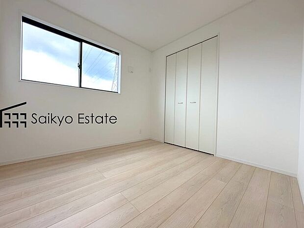 【居室】2面採光で明るく風通しも良好です！天気の良い日は是非窓を開けて空気の入れ替えをしてみるのはいかがでしょうか♪