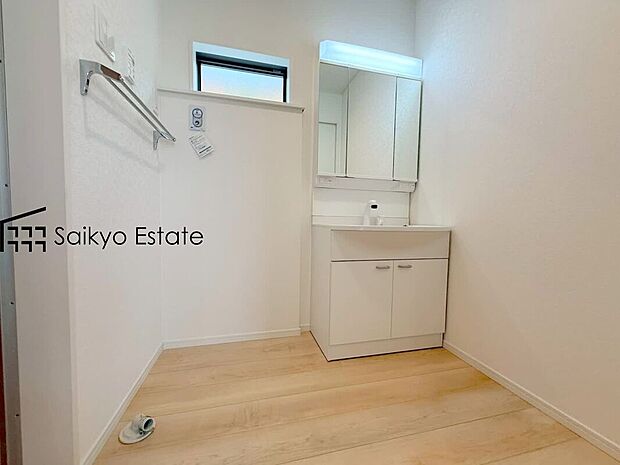 【【シャワー付き洗面化粧台】】シャンプードレッサー採用の三面鏡洗面化粧台になります。この機能があるだけで、朝の準備が格段に楽になります♪