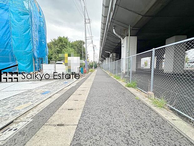 【前面道路】お車の出し入れがスムーズに出来る前面道路になります。ストレスを感じる事なく出来ますので駐車苦手な方もご安心いただけます。
