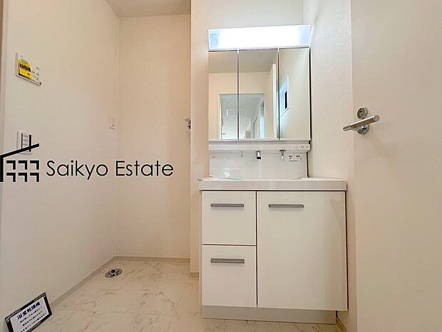 【【洗面台】】シンプルなデザインの洗面化粧台は使いやすく、お掃除も楽です。しっかりと収納スペースも確保されていますので、ドライヤーなどすっきりと片付きます♪