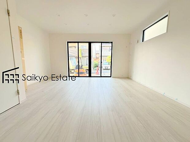 【リビング】開放感と採光にこだわったLDKです。陽光いっぱいの空間で家族団らんの時間も増えそうですね！