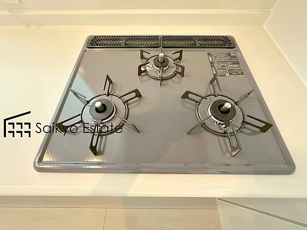 【【3口ガスコンロシステム】】「3口ガスコンロシステム」はたくさんの料理が同時に作れて便利な上、凹凸が少ないフラットトップなのでお掃除も楽々です。
