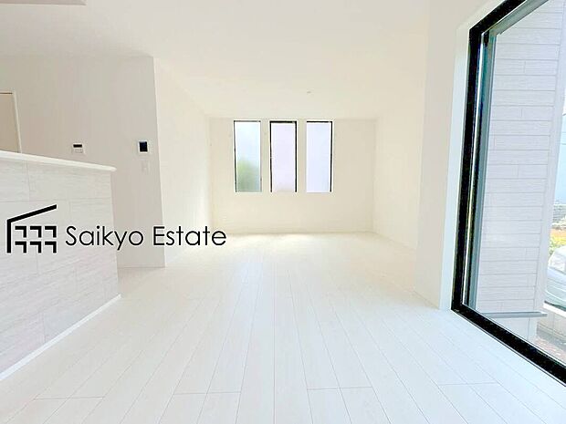 【リビング】開放的な空間と、陽当たりが魅力のLDK。家族の時間をゆったりと過ごせるプランニングになっています。南側から光が取れる陽だまり空間！明るいリビングは家族の笑顔の源です。（4号棟）
