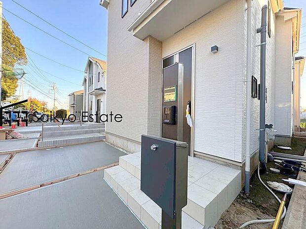 【現地外観】コンビニまで徒歩約2分、スーパーまで徒歩約8分など、周辺は商業施設が充実した暮らし便利な立地です！急なお買い物も安心です♪
