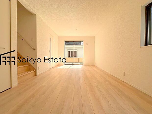 【リビング】開放感と採光にこだわった15.75帖の広々としたLDKです。陽光いっぱいの空間で家族団らんの時間も増えそうですね!