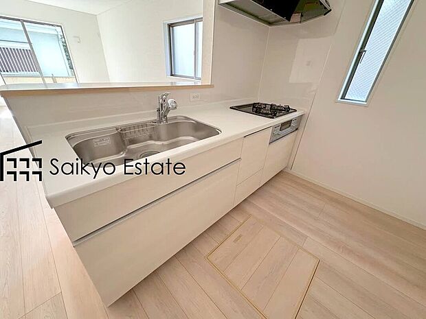 【キッチン】リビングにいる家族とコミュニケーションをとりながら作業が出来る人気のカウンターキッチン。お子様がリビングにいても目が届くので安心です。