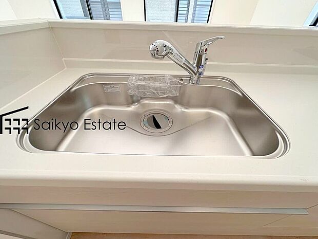 【浄水器】「浄水器」をスリムに内蔵したハンドシャワー式の水栓金具です。シンクもスッキリ！
