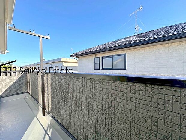 【バルコニー（2号棟）】お洗濯物やお布団を干すのに十分なスペースを確保したバルコニー。南向きで陽当りも良好です♪
