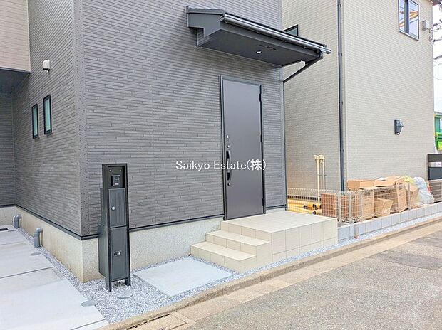 【玄関】家の顔となる玄関は、格調高いデザイン性が求められます。高級感と断熱性、防犯性に優れた玄関ドアを標準装備。