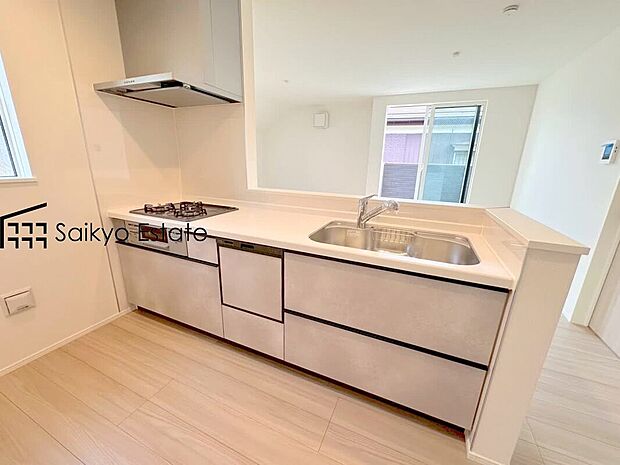 【キッチン】リビングにいる家族とコミュニケーションをとりながら作業が出来る人気のカウンターキッチン。お子様がリビングにいても目が届くので安心です。食洗機付きです!