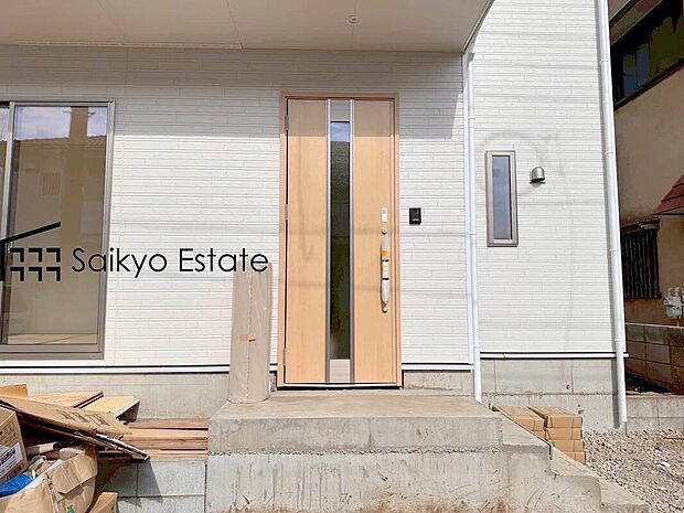 【玄関】南側道路に面し陽当り通風良好!防犯カメラ付き!制振装置「SAFE365」標準装備!