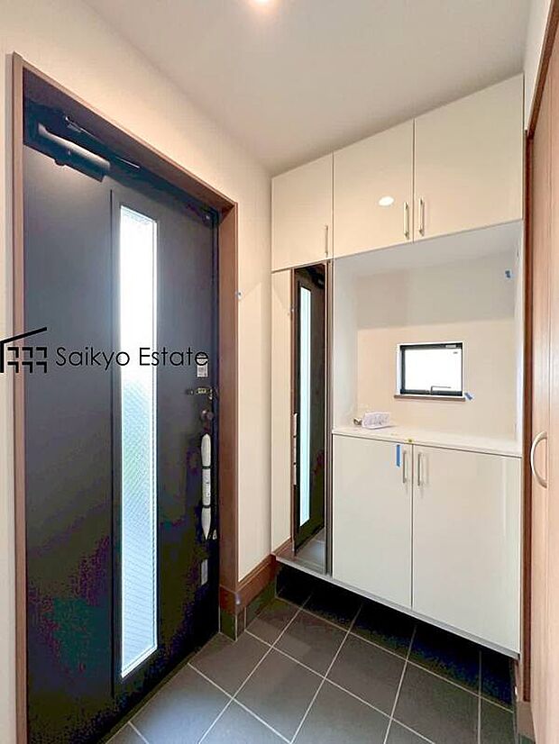 【玄関(B号棟)】「都立東伏見公園」まで徒歩約4分など周辺は公園が点在する緑豊かな住環境です。この機会に是非、周辺環境も併せて現地をご覧ください。