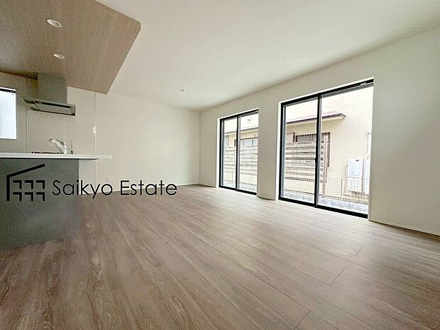 【リビング】窓が多く、採光を取り込める面積が大きい事で明るく気持ちの良い空間となっております♪家族みんなが集まる場所がいつでも明るいのは嬉しいですね！
