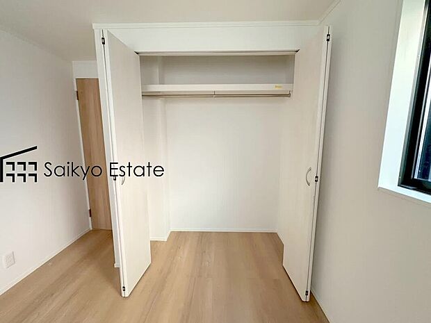 【収納】居室に収納を設けておりますので、衣類の他にもカバンや小物など何でも収納して、居室の全空間を有効活用できます♪