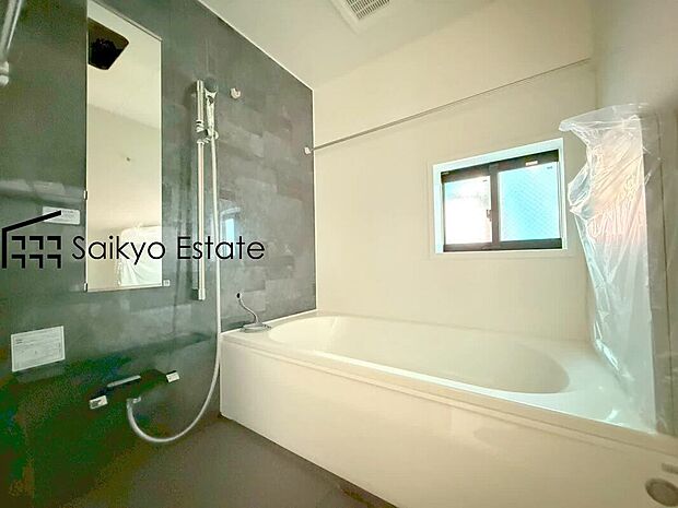 【浴室】一日の疲れを癒してくれる一坪タイプの広々バスルーム♪雨の日のお洗濯にも大活躍な浴室暖房乾燥機付きです！窓があって換気が出来るのも嬉しいですね♪
