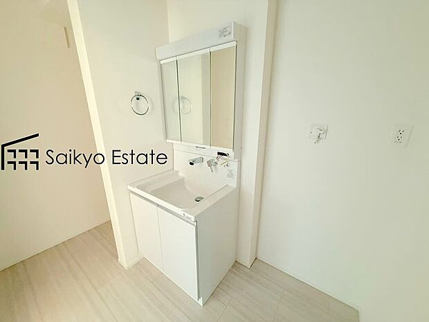 【シャワー付き洗面化粧台】「シャワー付き洗面化粧台」は暮らしを快適にしてくれます。朝の身支度もスムーズに♪
