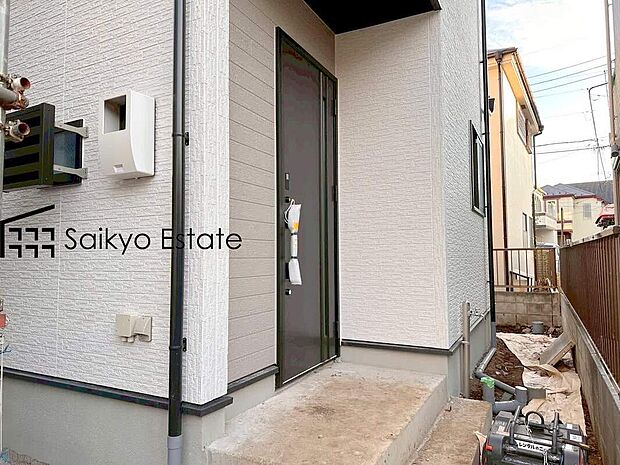 【玄関】家の顔となる玄関は、格調高いデザイン性が求められます。高級感と断熱性、防犯性に優れた玄関ドアを標準装備。
