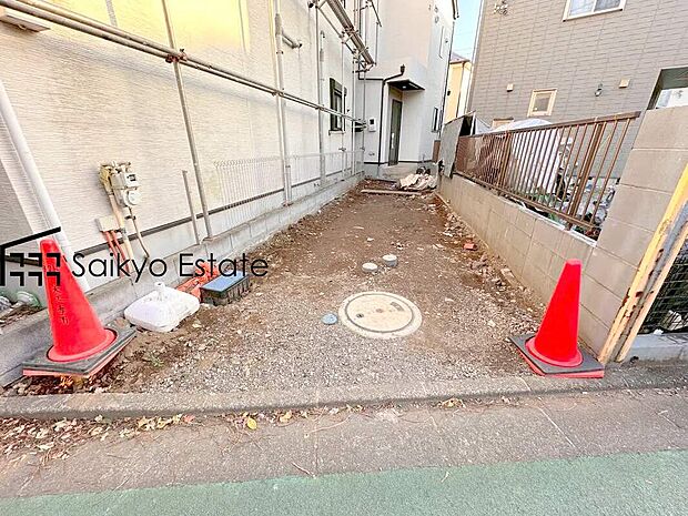 【駐車場】車種にもよりますが駐車2台可能です！来客時などに便利な他、セカンドカーをお持ちの方、購入をご検討の方は必見です！
