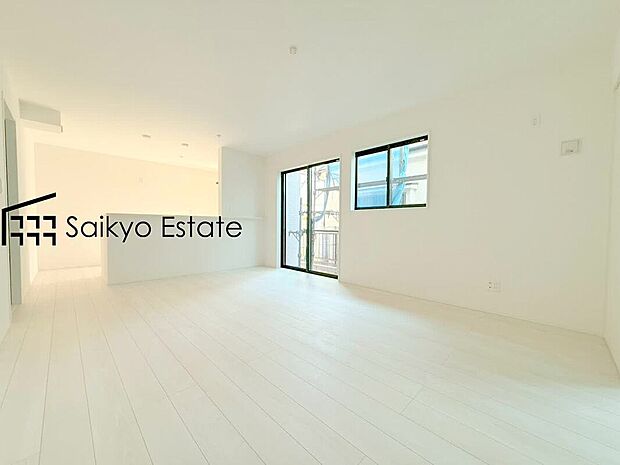 【リビング】リビング横の4.5帖の和室の引戸を開放して広々とした空間としてご使用いただけます。お子様が自由にのびのびと遊べます♪
