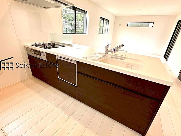 【キッチン（施工例）】リビングにいる家族とコミュニケーションをとりながら作業が出来る人気のカウンターキッチン。お子様がリビングにいても目が届くので安心です。