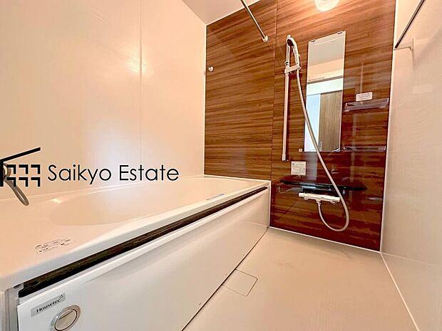 【浴室（1号棟）】一日の疲れを癒してくれる一坪タイプの広々バスルーム♪雨の日のお洗濯にも大活躍な浴室暖房乾燥機付きです！