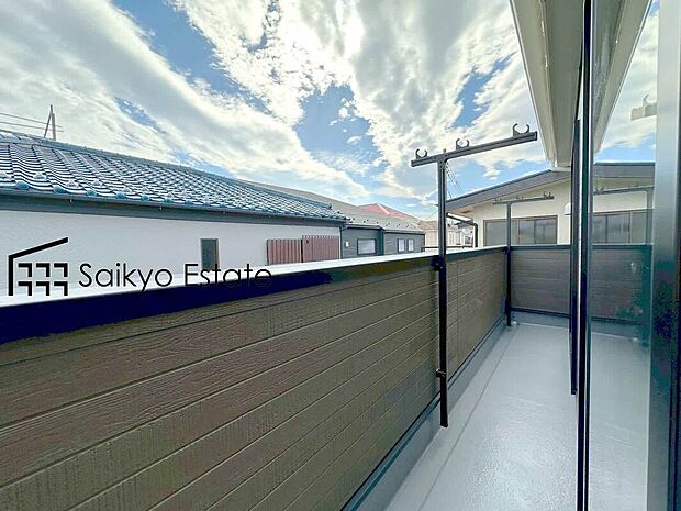 【バルコニー】お洗濯物やお布団を干すのに十分なスペースを確保したバルコニー。南向きで陽当りも良好です♪