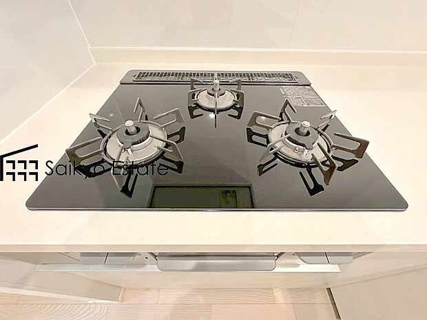 【【3口ガスコンロシステム】】3口ガスコンロシステムはたくさんの料理が同時に作れて便利な上、凹凸が少ないフラットトップなのでお掃除も楽々です。