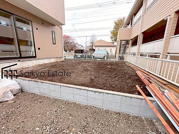 【庭】広々とした南庭がございますので、家庭菜園やガーデニング、夏はお子様の水遊びやBBQなど楽しみが広がります♪