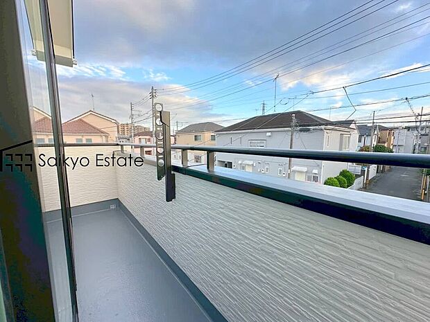 【バルコニー】お洗濯ものや布団を干したりするのに十分なスペースを取ったバルコニーは大変便利です。