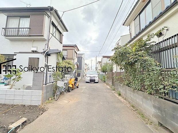 【前面道路】周辺は公園が点在する緑豊かな住環境です。この機会に是非、周辺環境も併せて現地をご覧ください。