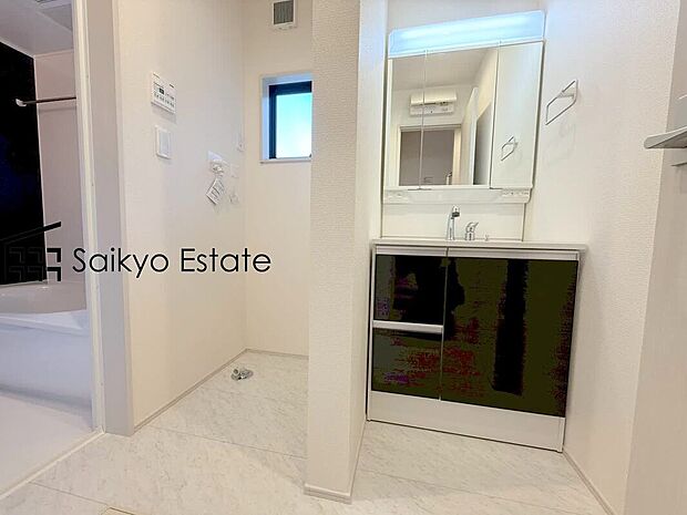 【シャワー付き洗面化粧台】「シャワー付き洗面化粧台」は暮らしを快適にしてくれます。朝の身支度もスムーズに♪