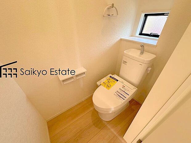 【ウォシュレット付トイレ】「温水清浄便座付きトイレ」は日々の生活を快適にしてくれます。毎日使う場所だからこそ、こだわりたいポイントですね。